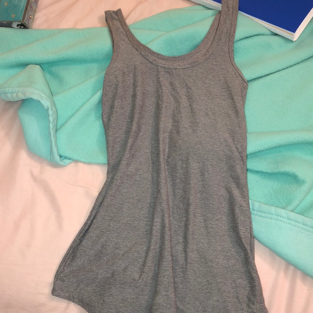 gray tank top